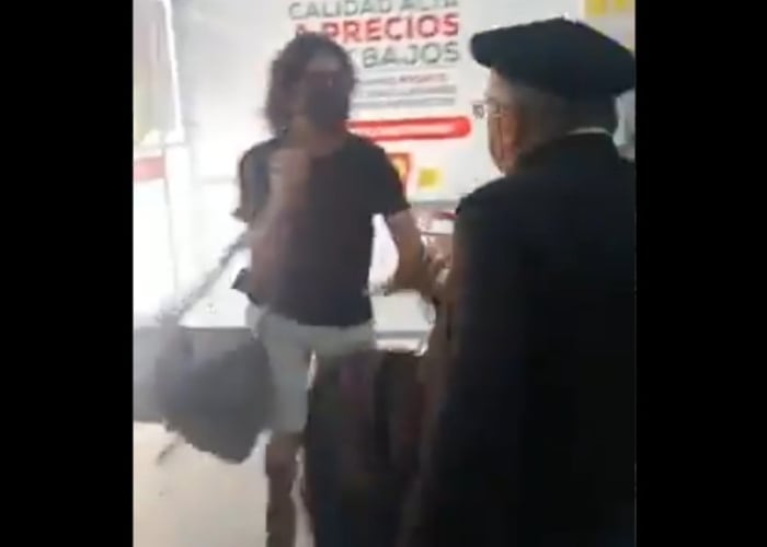 VIDEO: Sacerdote coge a patadas a quienes le reclamaron por no llevar tapabocas