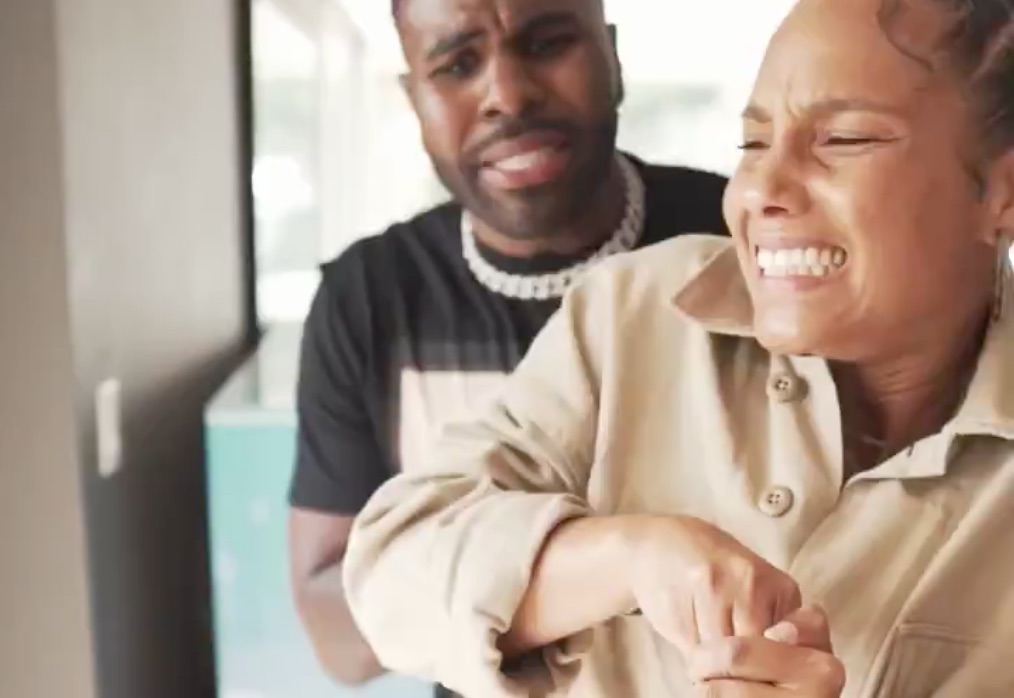 Le rompen el dedo a Alicia Keys en la broma más pesada de TikTok