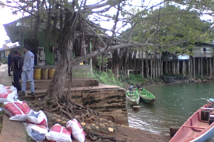  Foto de Ramiro Guzmán Arteaga: Puerto de Frasquillo (Tierralta) donde los embera-katío erigirán una estatua de reconocimiento al líder Kimy Pernía Domicó, desaparecido y asesinado por paramilitares.