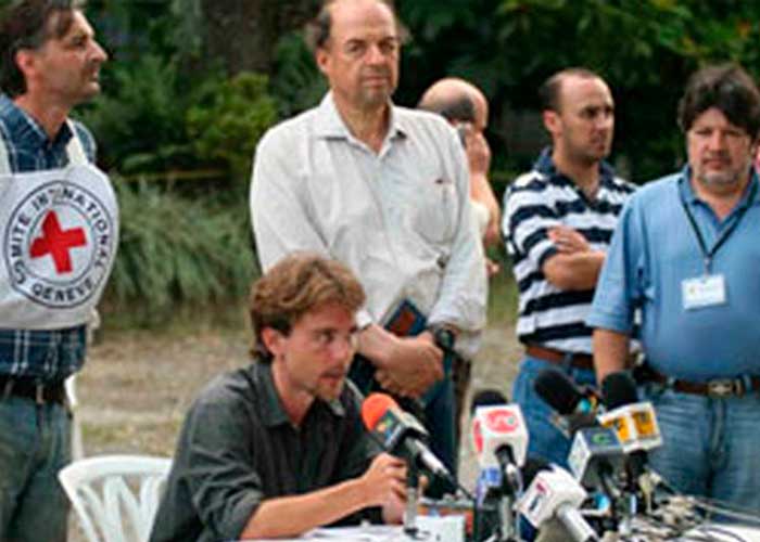 El exministro Álvaro Leyva con la Cruz Roja Internacional en el rescate de los cuerpos de los diputados en 2007.