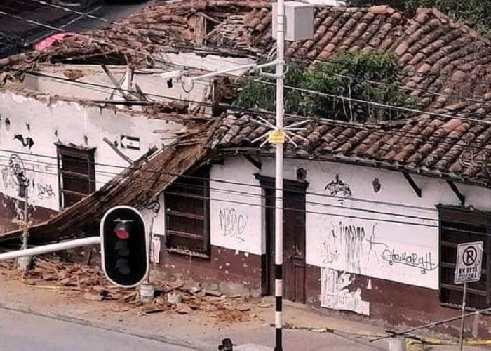 La decadencia de la casa de la maestra Lola Vélez en Bello