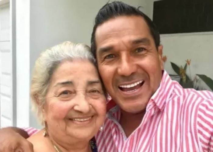 Checo Acosta se quebró: no aguantó la muerte de su mamá