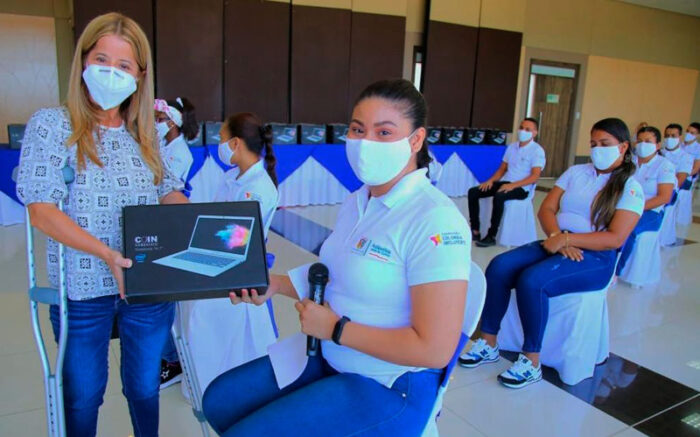  - Gobernadora del Atlántico entregó computadores e internet ilimitado a 160 jóvenes