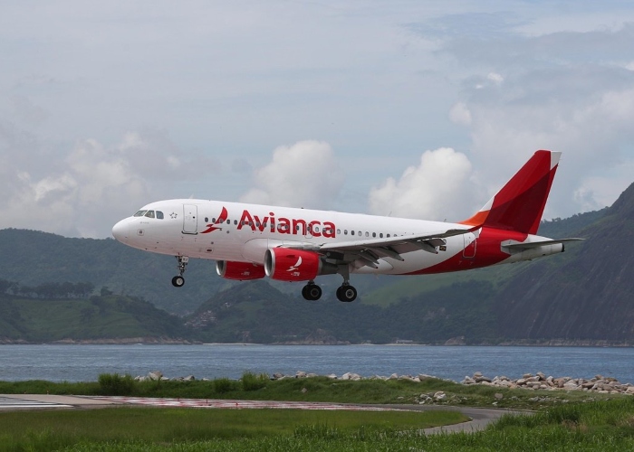 Por transportar pasajero con COVID, Avianca es multada en El Salvador