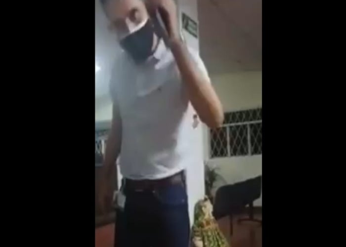 VIDEO: La brutal cachetada que le pegó un comisario de familia a mujer por grabarlo
