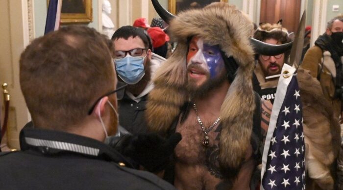  - Q-Shaman, el rostro más visible del asalto al capitolio de Estados Unidos