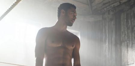  - Brad Pitt ya no es el rey: el duque de Bridgerton es el hombre más sexy del mundo