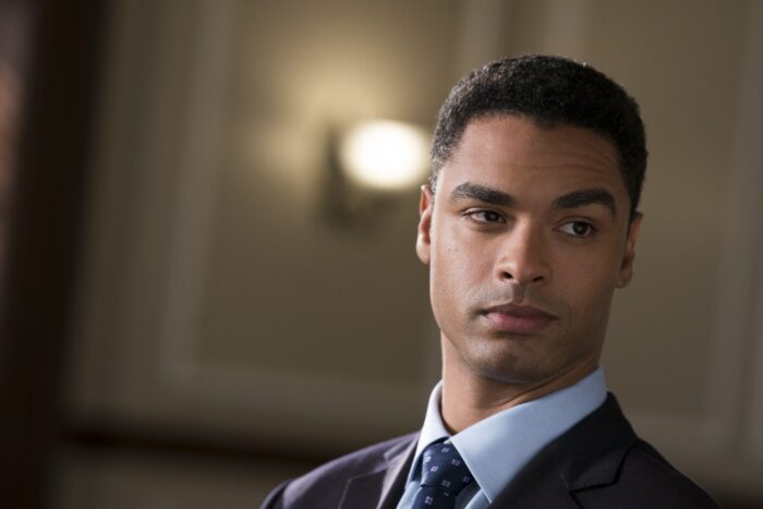  - Brad Pitt ya no es el rey: el duque de Bridgerton es el hombre más sexy del mundo