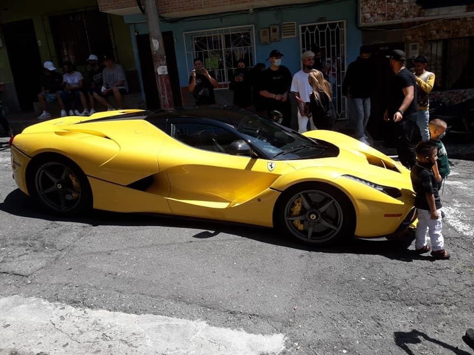La sencillez de J Balvin: llegar en Ferrari a barrio humilde de Medellin