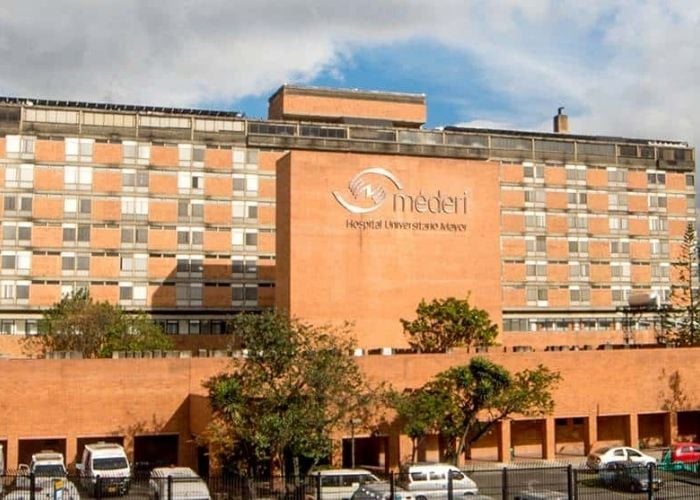 Paciente con COVID se lanza de cuarto piso en hospital en Bogotá