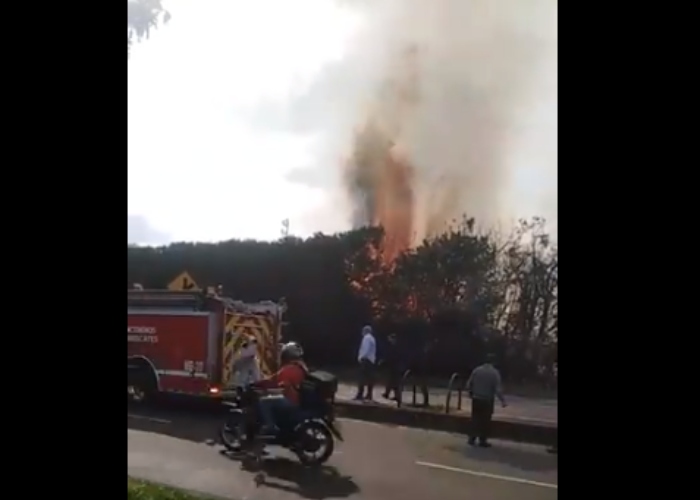 VIDEO: Incendio en calle 153 causa pánico en Bogotá