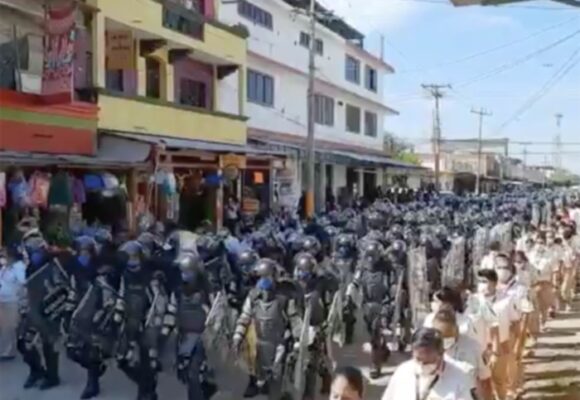 9 mil hondureños frenados con fusil en la frontera de México