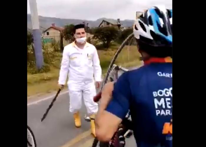 VIDEO: A machetazos este conductor la emprende contra ciclistas