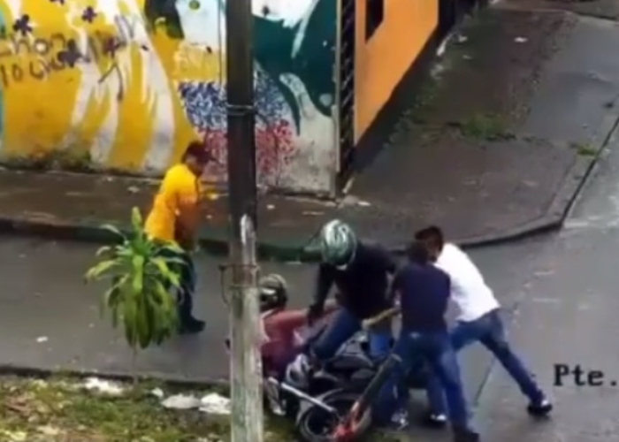 Video | Como pirañas tres ladrones atracan a motociclistas en Villavo
