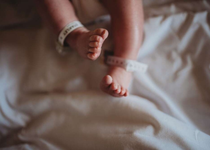 Después de fingir su muerte, mujer habría vendido a su hija por $1 millón