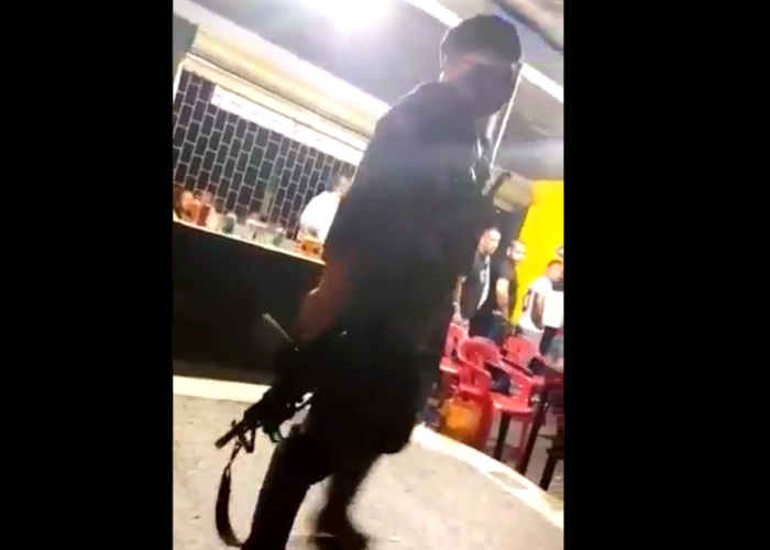 VIDEO: El momento en que paramilitares irrumpen un bar en Putumayo