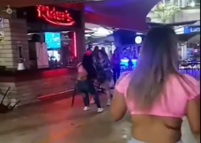 VIDEO: Batalla campal entre meseras y clientas en centro comercial de Cali
