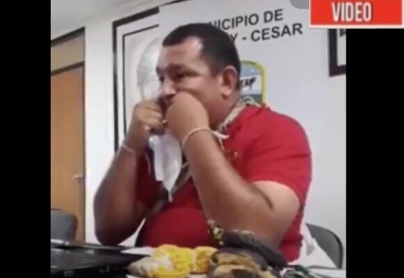 Utilizar el tapabocas como seda dental: la cochinada del alcalde del Copey, Cesar. VIDEO