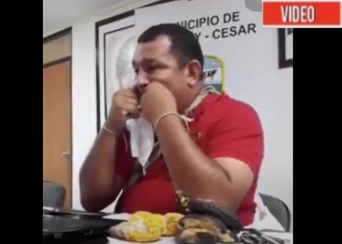 Utilizar el tapabocas como seda dental: la cochinada del alcalde del Copey, Cesar. VIDEO