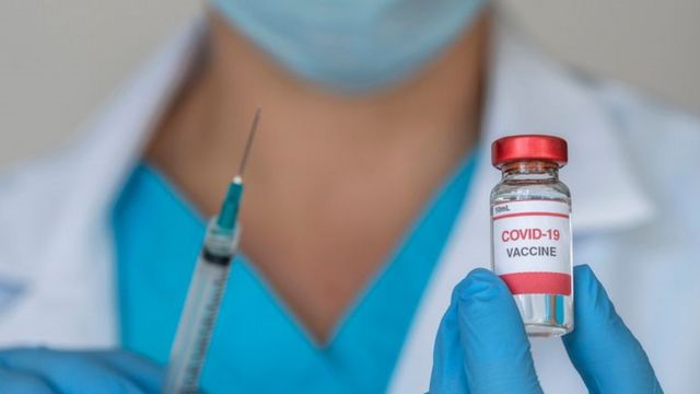 Fuerte retroceso de contagios tras vacunaciones de 10 millones de británicos