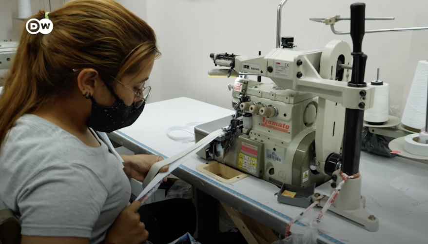 VIDEO: Cómo la costura le cambió la vida a 700 mujeres colombianas