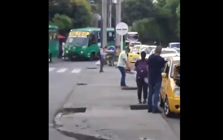Taxista atacó a buseteros con motosierra en Medellin