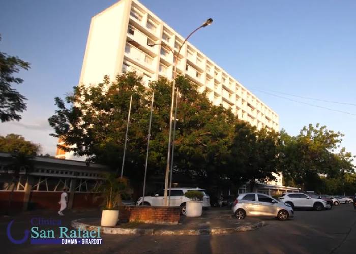 El absurdo de cerrar servicios hospitalarios en plena cúspide de la pandemia