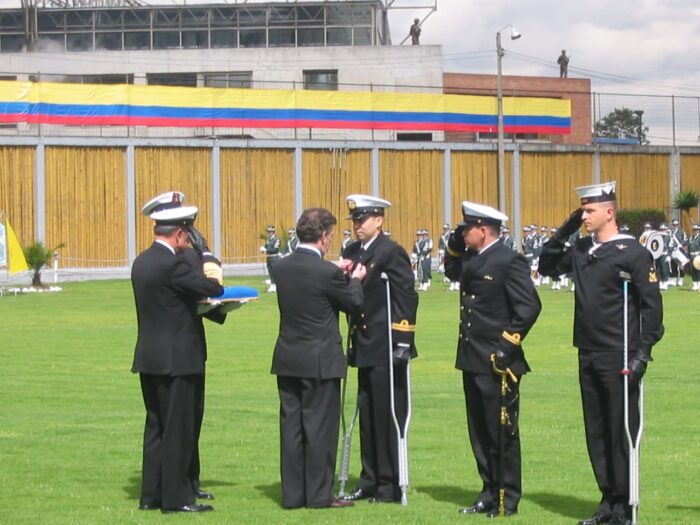 El piloto colombiano que, destruido por una granada, pudo aterrizar su avión - -- Las2orillas - El piloto colombiano que, destruido por una granada, pudo aterrizar su avión