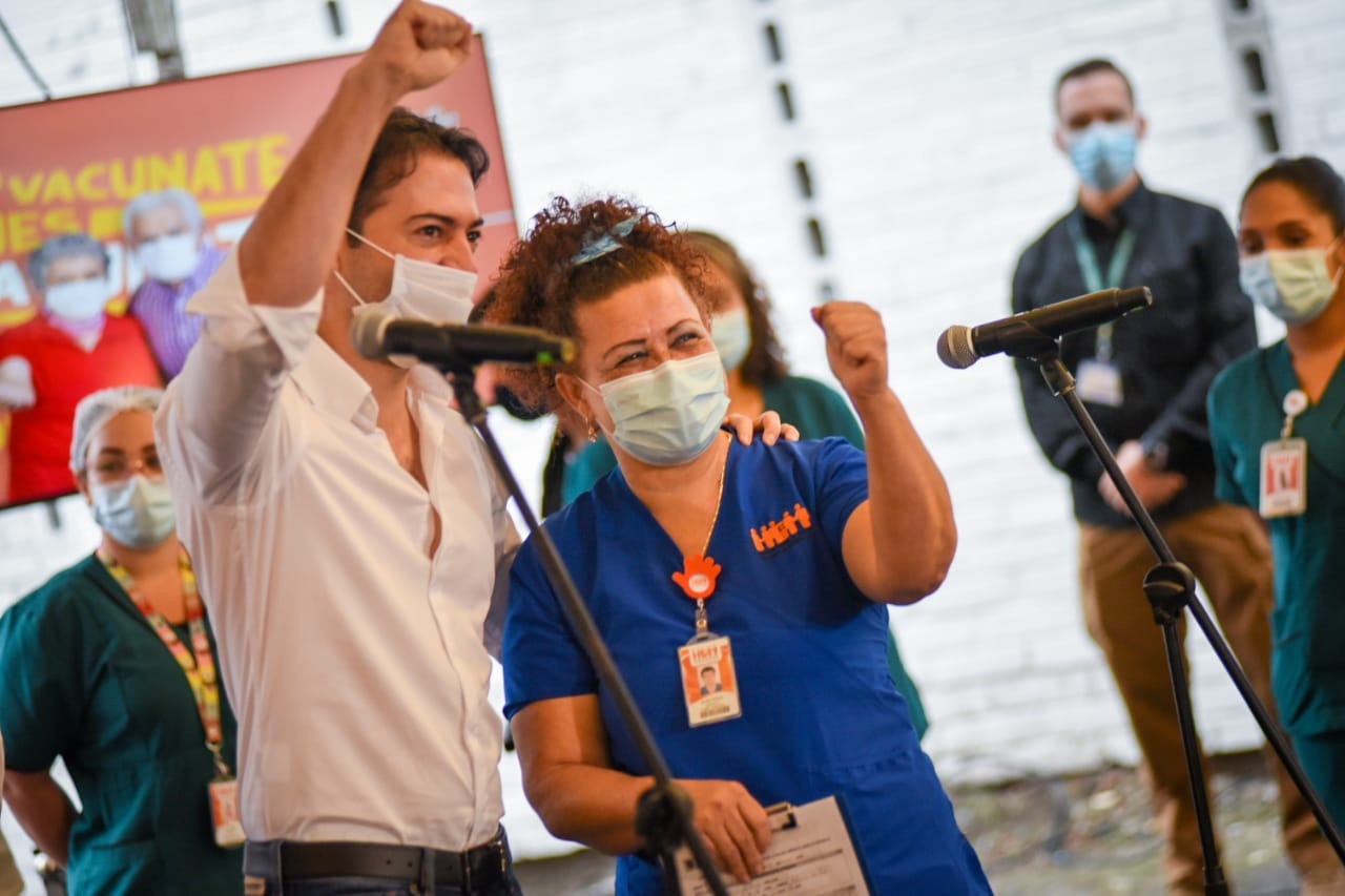 El oportunismo del alcalde de Medellin con la vacuna