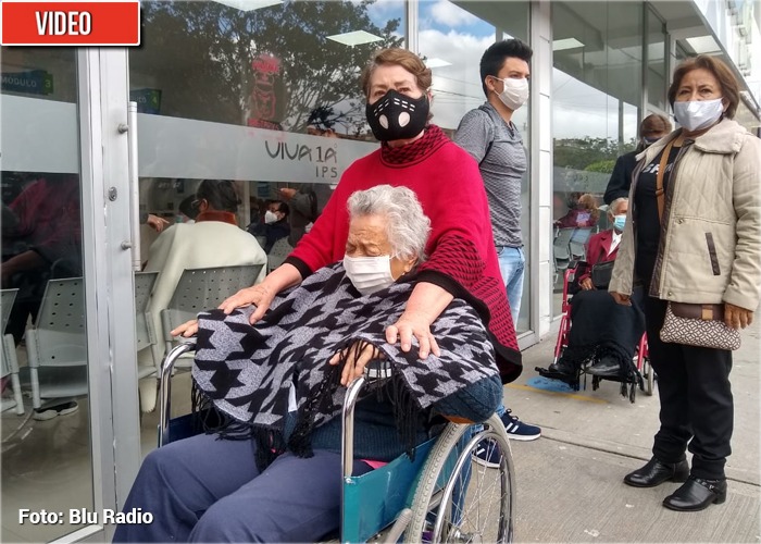 El calvario que padecen los abuelitos bogotanos para que los vacunen