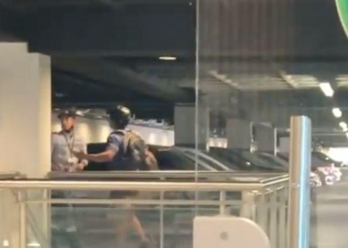 VIDEO: Ciclista golpea y escupe a vigilante en un centro comercial