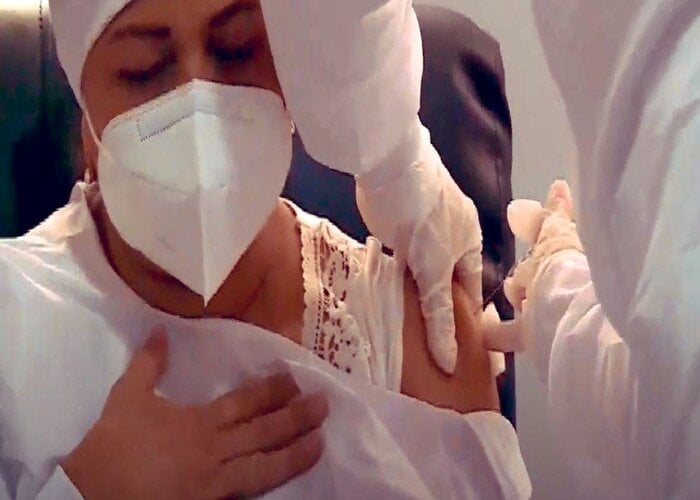 La primera persona vacunada en Colombia