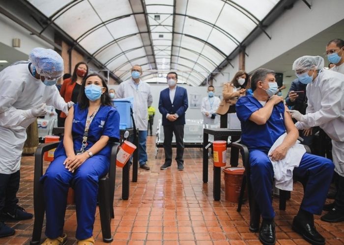 Médicos denuncian que los devolvieron cuando fueron a vacunarse en Bogotá
