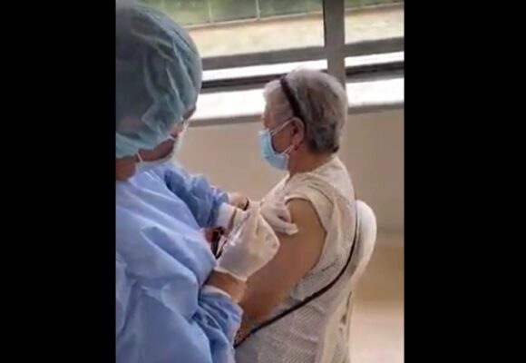 VIDEO: ¿Enfermera pillada queriéndose robar vacuna que no aplicó?