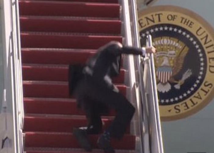 VIDEO: La triple caída de Joe Biden al subirse al Air Force One
