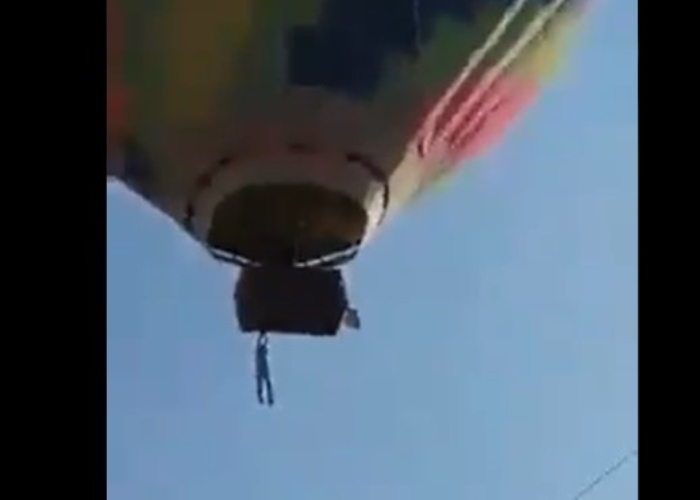 VIDEO: Impresionante salvada de un hombre colgando de globo aerostático