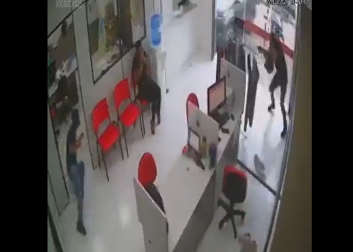 VIDEO: La milagrosa salvada de mujer en medio de una balacera en Cali