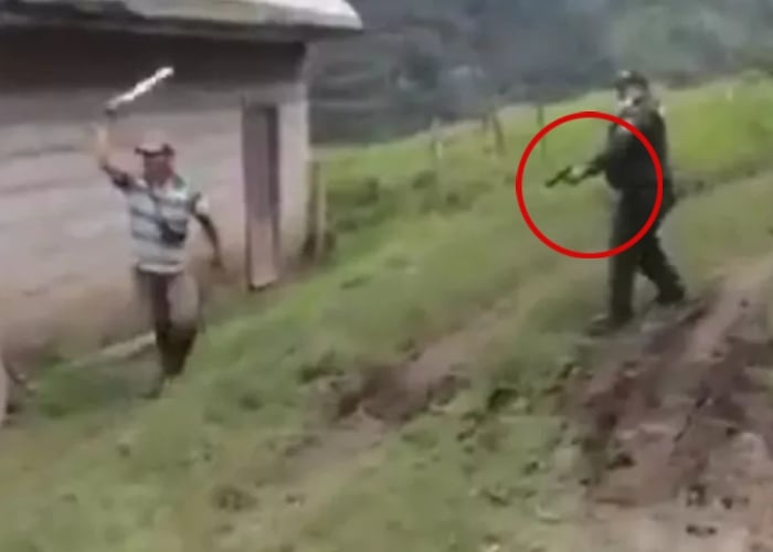 VIDEO: El momento en que policía dispara a campesino que lo atacó con machete