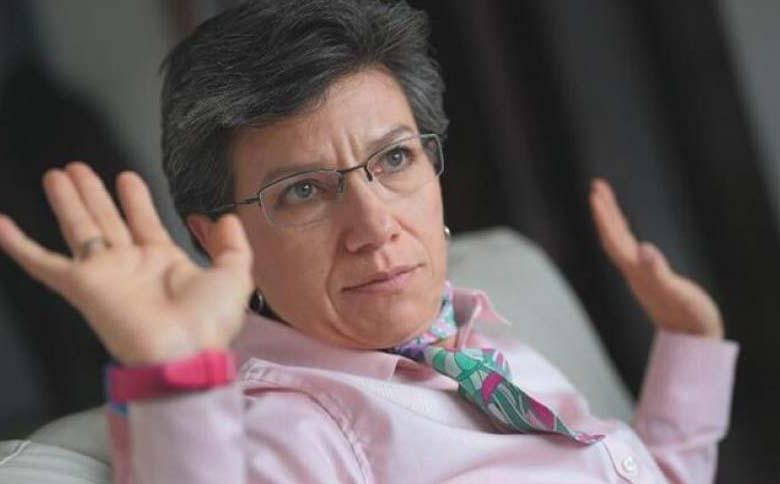 Críticas a Claudia López por la compra de una de sus funcionarias de audifonos de 2 millones
