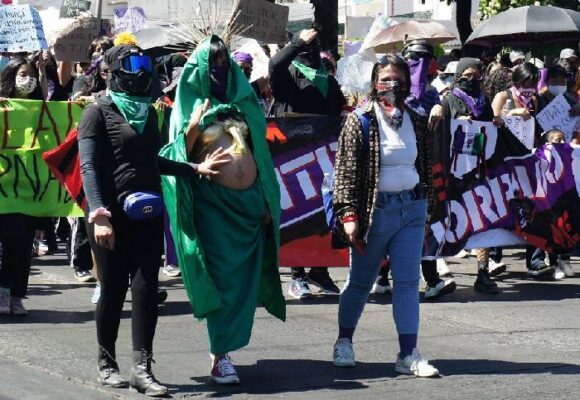 La Virgen de Guadalupe embarazada encabeza la manifestación del 8M en Guadalajara