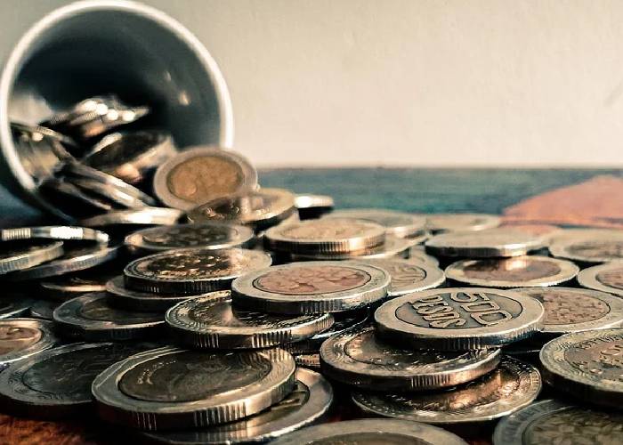 Se quedan los pesitos: paga el cliente o el cajero, pero nunca el banco