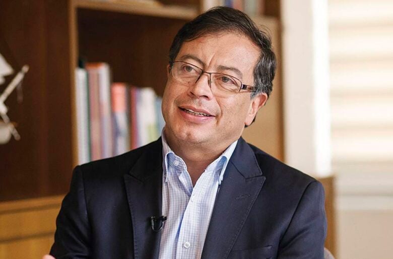 Sorprendido Petro con un reconocimiento no político sino como economista