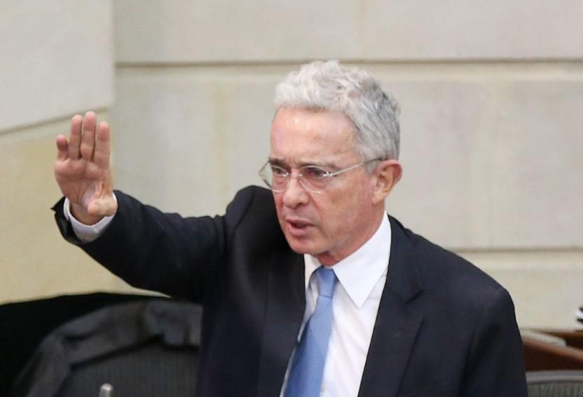 Fiscalía pide precluir proceso contra Uribe