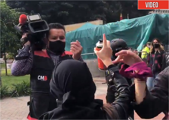 Estúpida agresión de feministas a periodistas de CM&