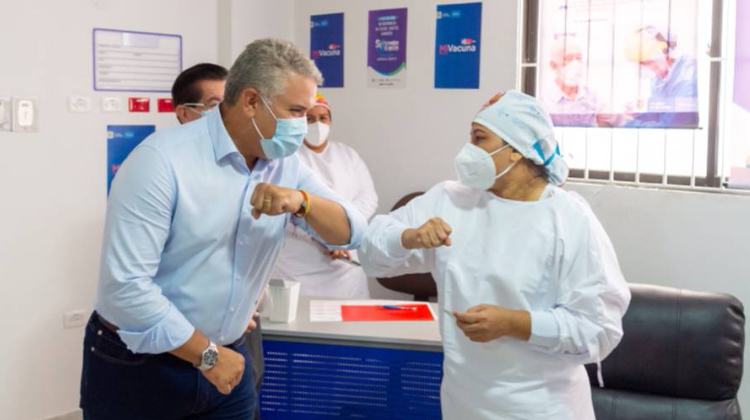 Todo nos llega tarde… hasta las vacunas