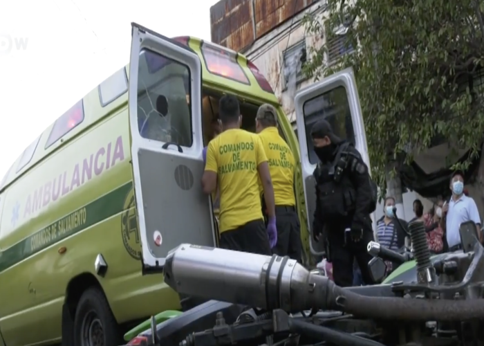 Los paramédicos que rescatan jóvenes de la guerra