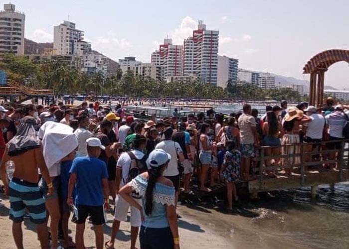 Arranca tercer pico de pandemia y la gente llena las playas del Rodadero