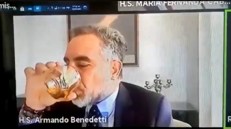 Uribistas se rasgan las vestiduras porque Benedetti se tomó un whisky en el trabajo