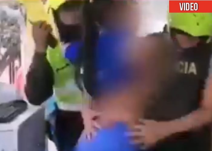 VIDEO: Enfurecida, mujer expone sus senos a policía ante requisa