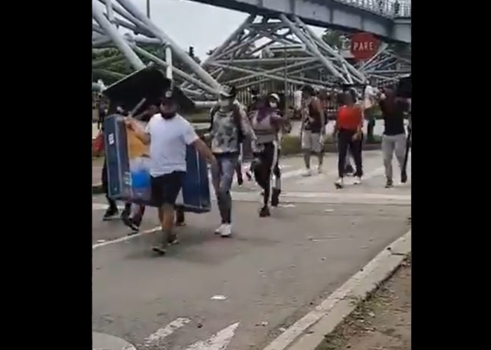 VIDEO: Grupo de caleños devuelven computadores robados por capuchos